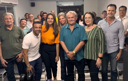 Mirella Almeida e Chiquinho durante reunião com comerciantes de Olinda.