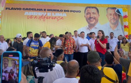 Flávio Gadelha chega em convenção acompanhado de João Campos, Teresa Leitão e Marília Arraes.