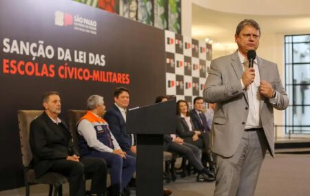 Tarcísio de Freitas em evento para escolas cívico-militares.