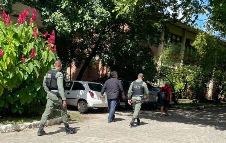 Momento em que policiais militares chegam na UFRPE.