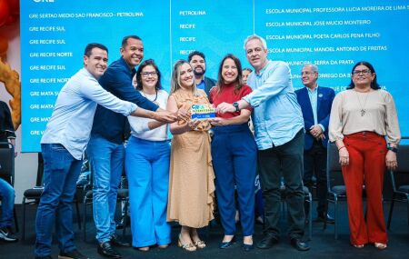 Raquel Lyra entrega Prêmio Escola Destaque do Programa Criança Alfabetizada.