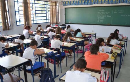 Estudantes em sala de aula.