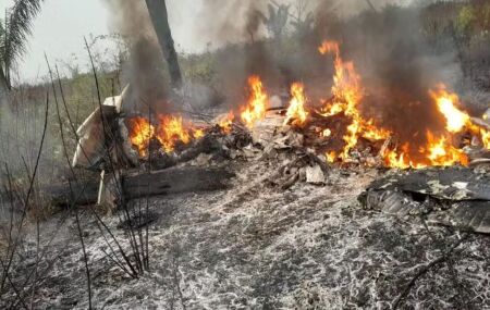 Avião cai e deixa cinco mortos. 