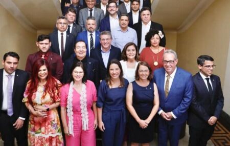 Governadora Raquel Lyra ao lado dos deputados estaduais de Pernambuco