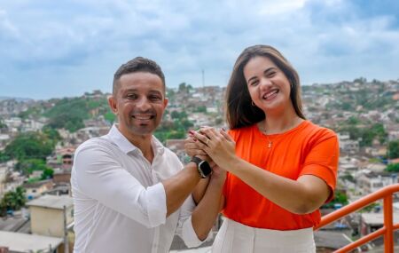 Candidata à Prefeitura de Olinda, Mirella Almeida e vice-candidato Chiquinho