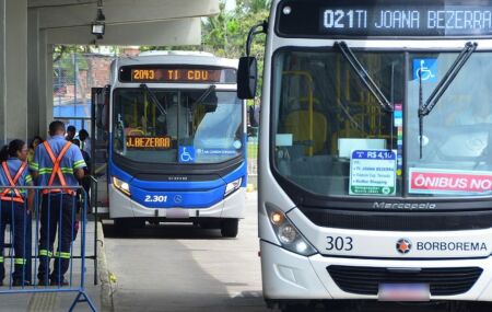 &Ocirc;nibus em terminal no Grande Recife