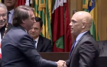 O então presidente Jair Bolsonaro cumprimenta o ministro do STF, Alexandre de Moraes