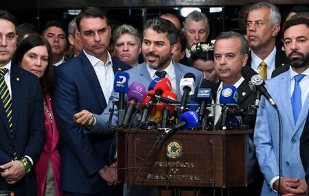 Deputados e senadores da oposição apresentam pedido de impeachment contra o ministro do STF Alexandre de Moraes.