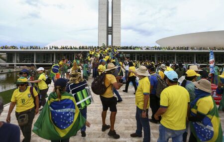 Bolsonaristas durante os atos de 8 de janeiro de 2023