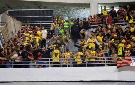 Fora do estádio a confusão continuou e um adolescente de 17 anos acabou atingido por uma bomba caseira.