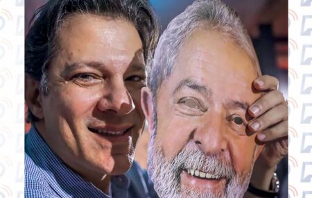 Fernando Haddad com máscara de Lula.