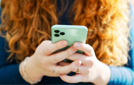 Anatel exigir&aacute; prova de vida por reconhecimento facial para linhas de celular a partir de 2027; veja mudan&ccedil;a.