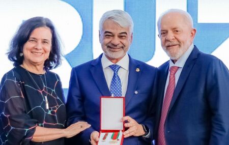 Lula entrega medalha Oswaldo Cruz a Humberto Costa por 'mérito na saúde'; veja quem mais recebeu.