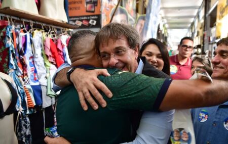 Gilson Machado e Leninha Dias realiza caminhada em camelódromo do Recife.