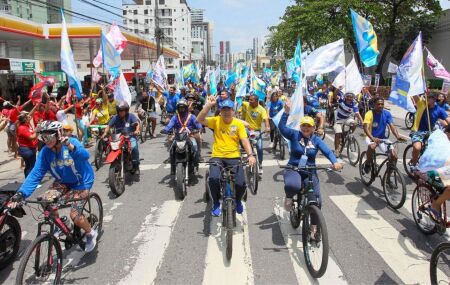 Mano Medeiros participa de passeio com centenas de ciclistas