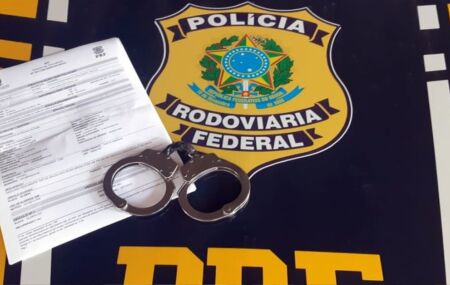 PRF: Motorista procurado por furto, tenta fugir correndo em abordagem na BR-101