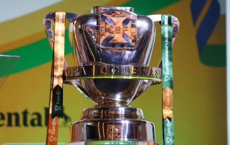 Trof&eacute;u da Copa do Brasil.