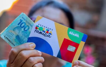 Dinheiro e cart&atilde;o do Bolsa Fam&iacute;lia. 