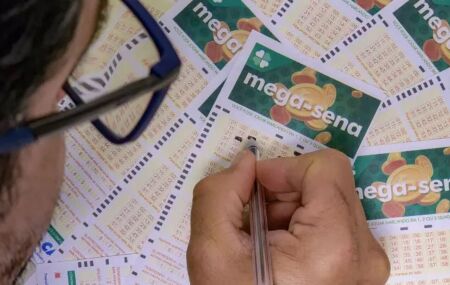 Cartelas do sorteio da Mega-Sena.