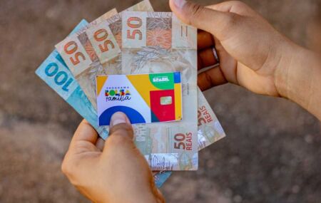 Dinheiro e cart&atilde;o do bolsa fam&iacute;lia.