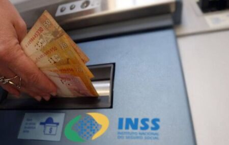 Pessoa sacando dinheiro do INSS.