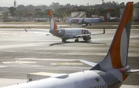 Aeronaves na pista, representando o interesse crescente por passagens mais baratas.