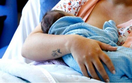 Mulher segura beb&ecirc;