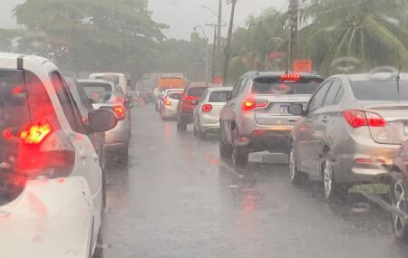 Tr&acirc;nsito da RMR congestionado devido &agrave;s fortes chuvas.