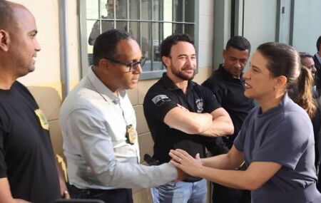 Governadora Raquel Lyra comprimentando penais.