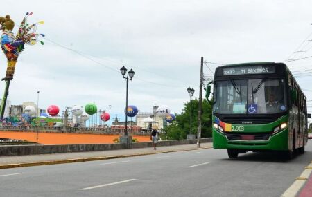 &Ocirc;nibus do Recife em ponte e Galo da Madrugada 2025 no fundo.