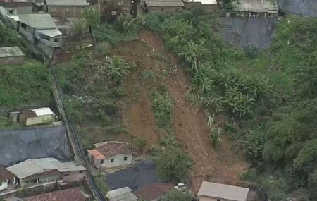 Barreira que deslizou e matou m&atilde;e e filha na comunidade da Bica, no Recife.