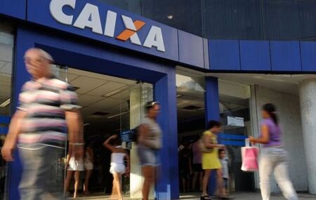 Pessoas transitando em ag&ecirc;ncia banc&aacute;ria da Caixa.