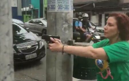 Carla Zambelli com arma no meio da rua.
