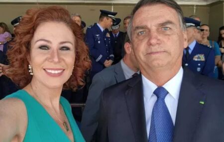 Carla Zambelli ao lado de Bolsonaro. 