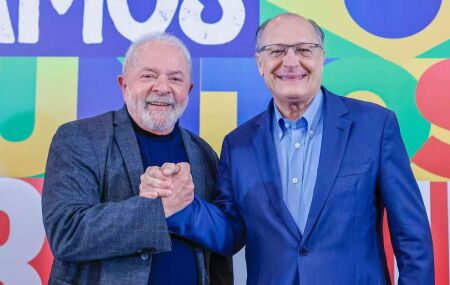 Lula ao lado de Geraldo Alckmin.