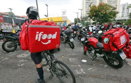 Entregadores por aplicativo. 