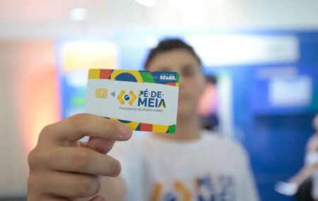 Garoto segurando cart&atilde;o do P&eacute;-de-Meia.