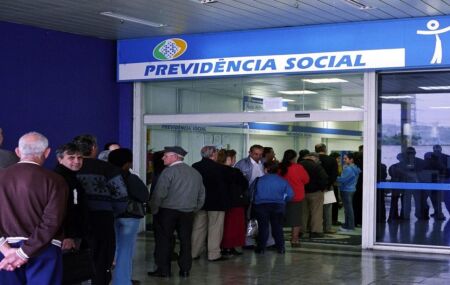 Fila na Previd&ecirc;ncia Social.