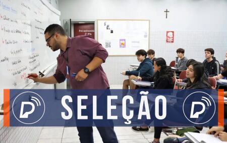 Professor ensinando alunos. 