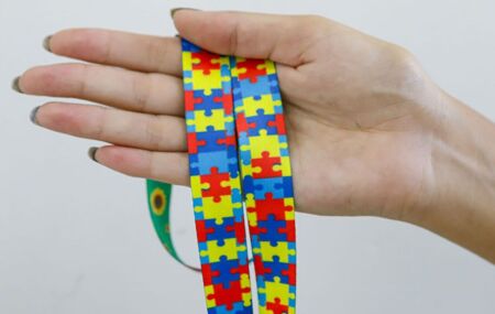 Pessoa segurando cord&atilde;o do Espectro Autista.