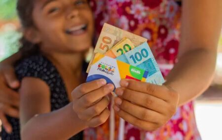 Crian&ccedil;a e m&atilde;e com dinheiro e cart&atilde;o do Bolsa Fam&iacute;lia.