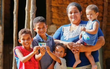 Mulher contemplada com o M&atilde;es de Pernambuco, com os filhos.