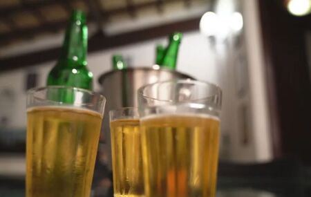 Copos de cerveja.