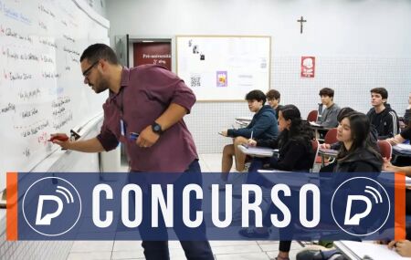 Professor dando aula para alunos. 