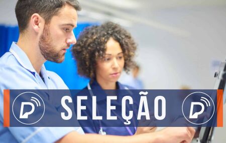 Enfermeiros mexendo em tablet. 