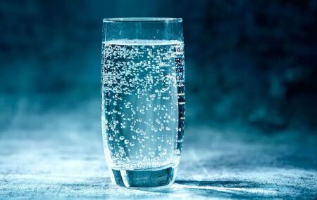 &Aacute;gua com ou sem g&aacute;s: entenda as diferen&ccedil;as e impactos no corpo