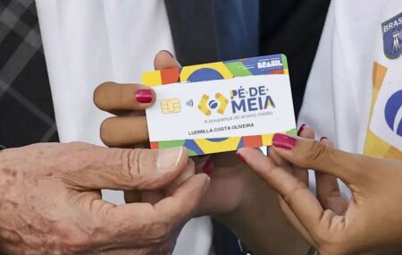 Lula e mulher segurando cart&atilde;o do P&eacute;-de-Meia.