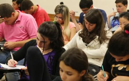 Estudantes em sala de aula.