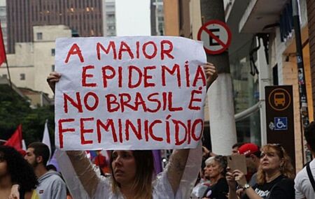 Cartaz em protesto ao feminic&iacute;dio no Brasil.