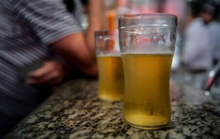 Copos de cerveja em um balc&atilde;o.